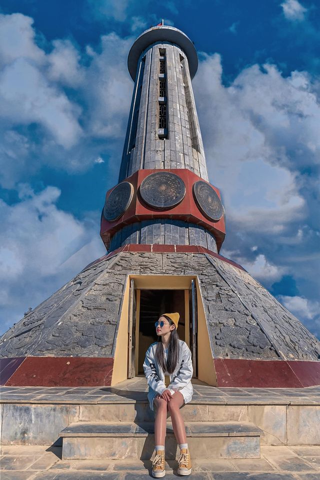 Dưới chân cột cờ có 8 tấm phù điêu đá xanh