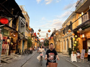 Du khách tham quan phố cổ Hội An