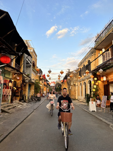 Du khách tham quan phố cổ Hội An