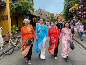 Du khách tham quan phố cổ Hội An