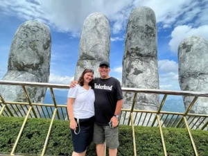 Du khách tham quan cầu Vàng bàn tay