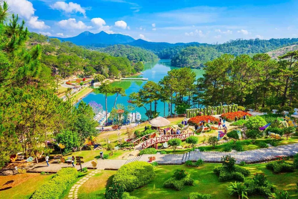 Cập nhật giá vé tham quan các địa điểm du lịch miền Trung tháng 10.2026 mới nhất 4